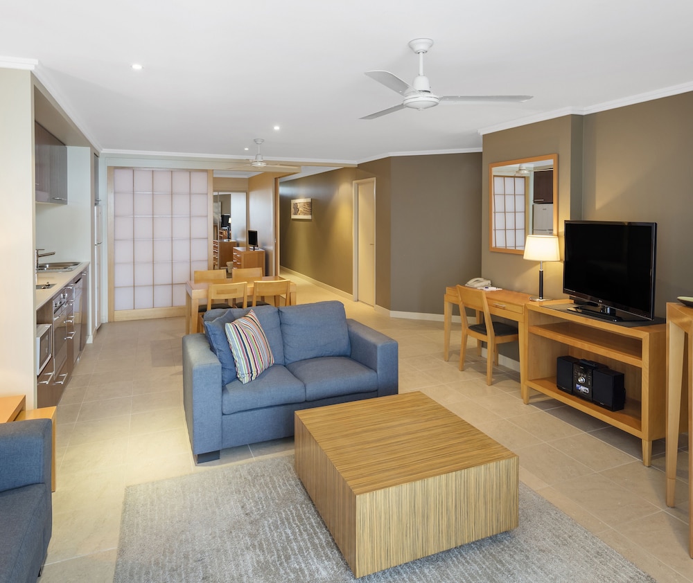 Apartment, 3 Bedrooms, Pool View - Photo 5