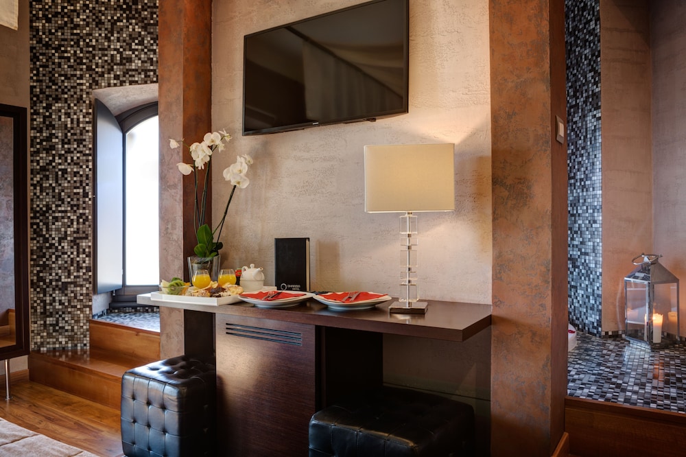 Suite, Balcony thumbnail 6