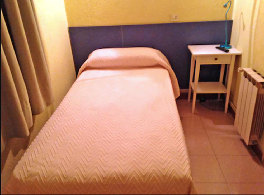 Basic Single Room, 1 Bedroom, Private Bathroom photo 3