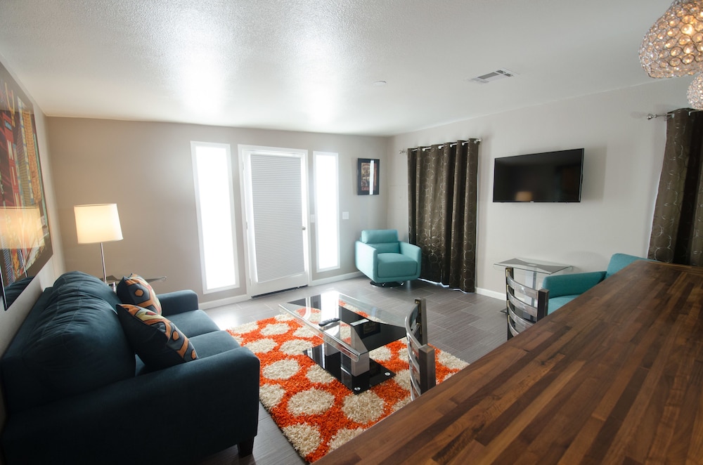 Exclusive Suite, 1 King Bed, Patio, Poolside - Photo 1