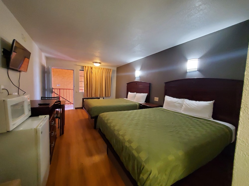 Room 1 King Bed, Accessible, Non Smoking photo 2