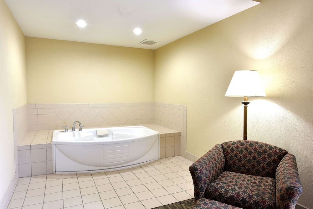 Room, 1 King Bed, Accessible, Non Smoking - Photo 5