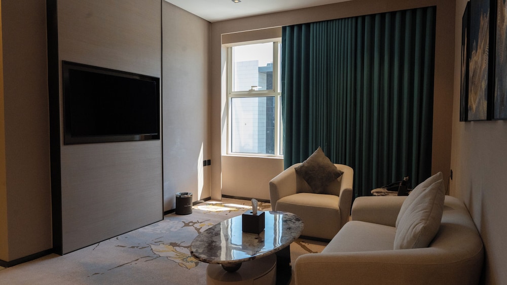 Junior Studio Suite, 1 Queen Bed