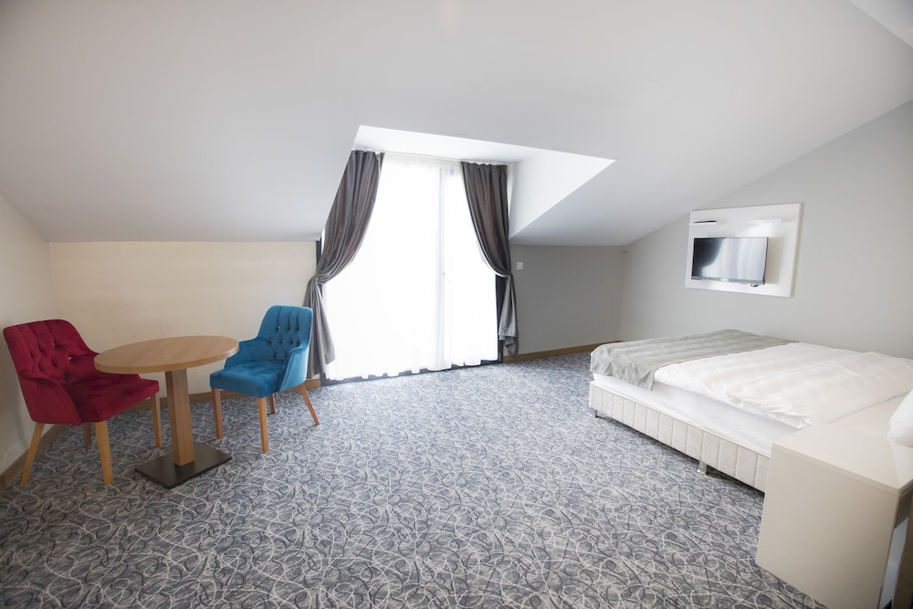 Family Room, City View photo 1