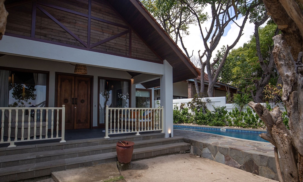 Grand Pool Residence