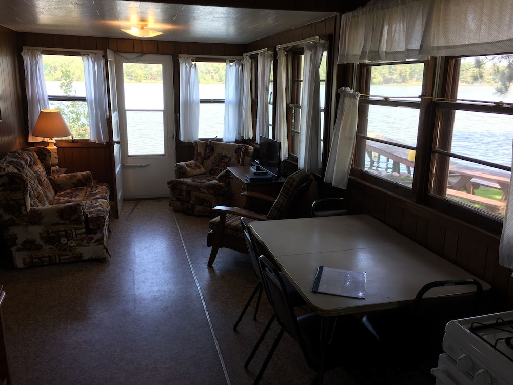 Panoramic Cabin, 2 Bedrooms, Kitchen, Lake View (Birch) photo 2