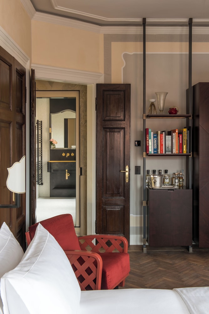Standard Suite with One King Bed and Pool Access (Non Smoking)