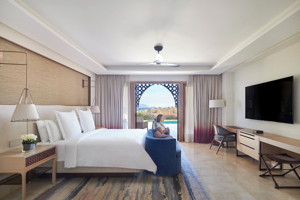 Premier Suite (with Pool) - Photo 7