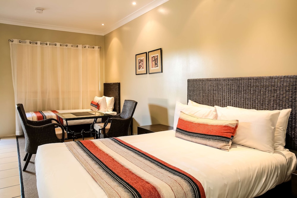 Deluxe Room, Multiple Beds, Non Smoking photo 3