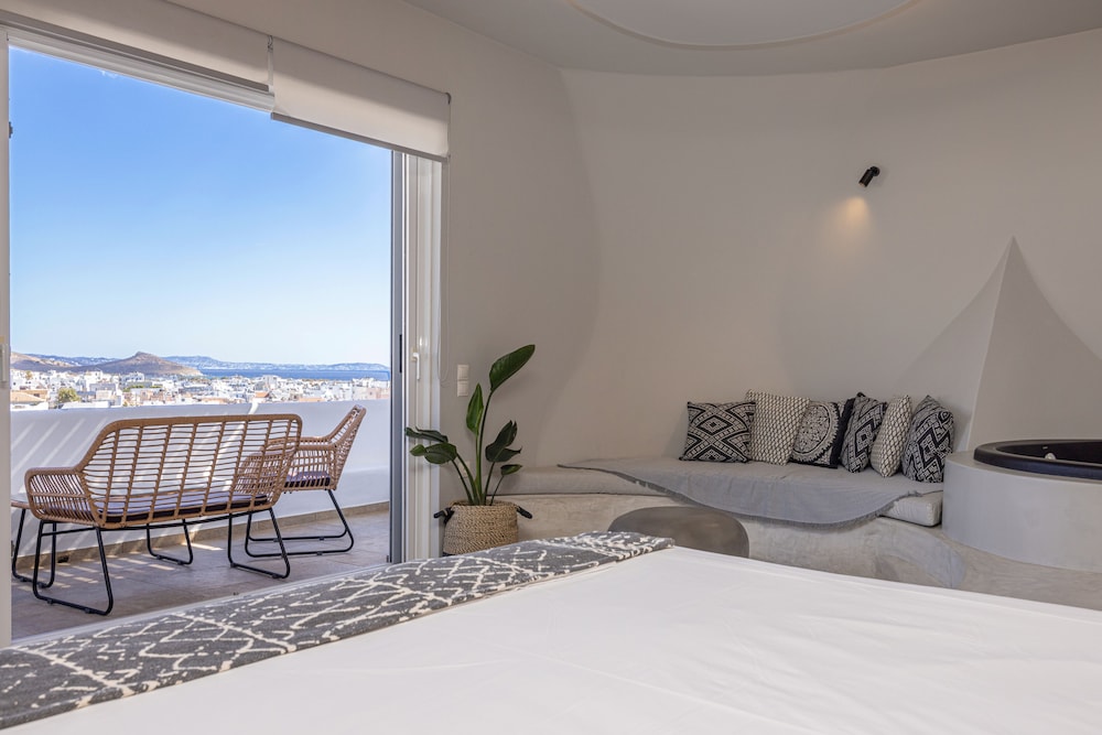 Deluxe Suite with Panoramic Sea View - Photo 7