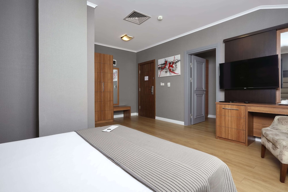 Family Suite, Jetted Tub photo 3