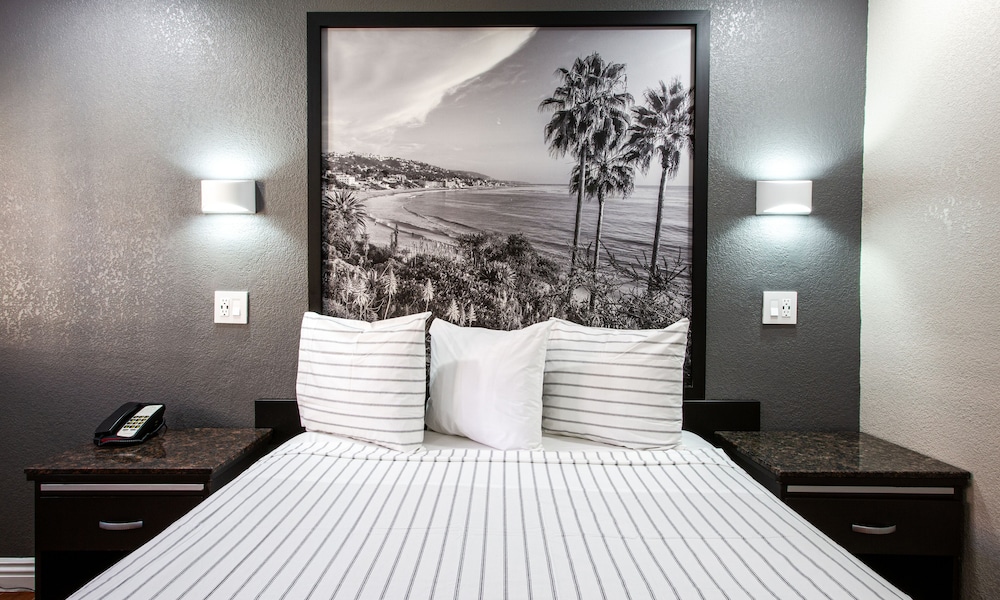 One Queen Bed - Photo 7