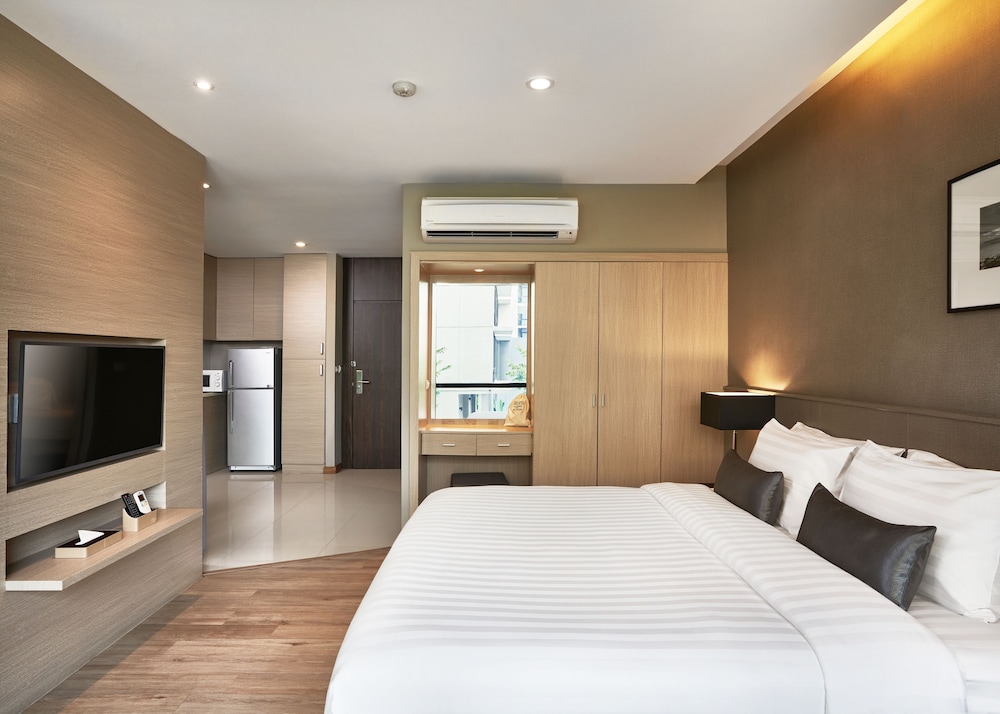 Deluxe Pool View Room with Kitchenette - Photo 3