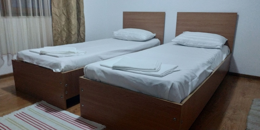 Basic Twin Room, 2 Twin Beds photo 3