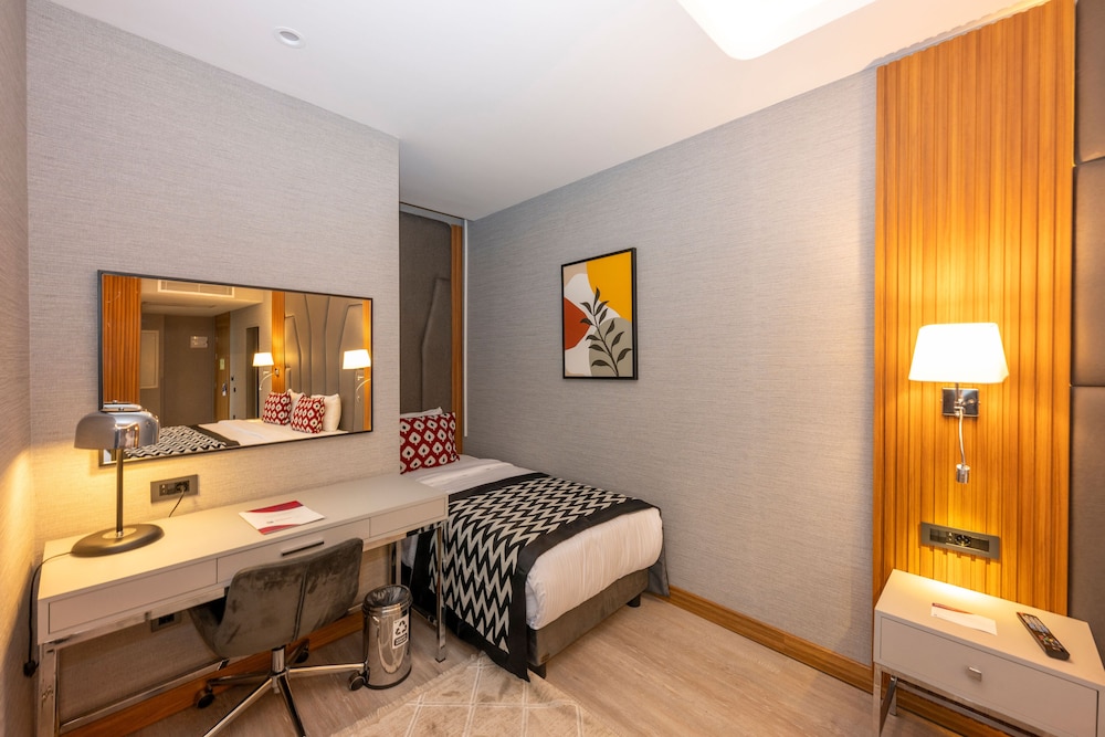 Executive Triple Room, 1 King Bed with 1 Single Bed photo 3