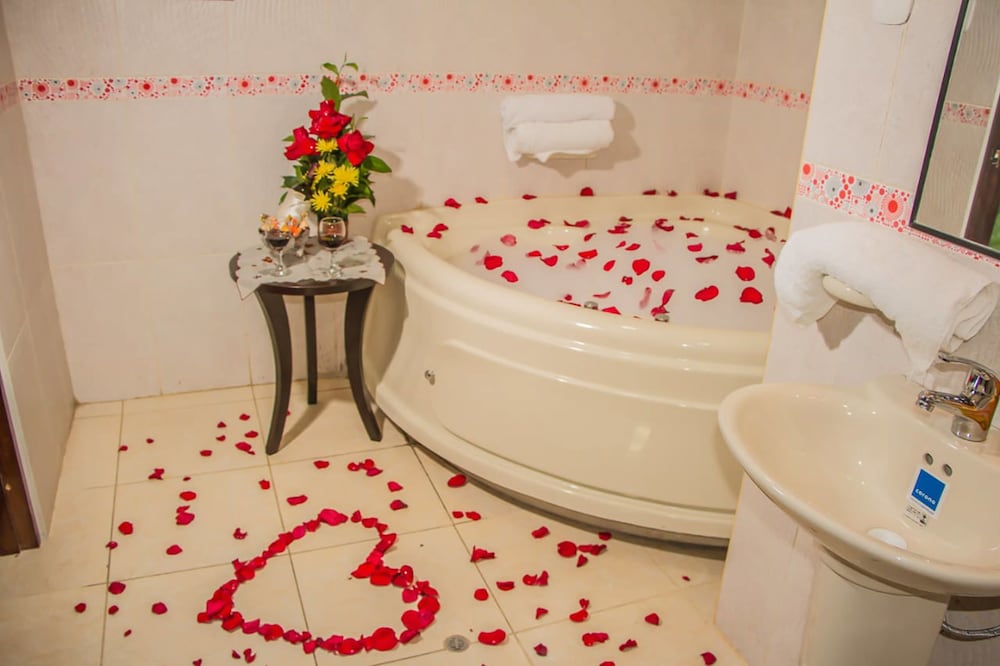 Deluxe Suite, 1 King Bed, Non Smoking, Jetted Tub photo 2