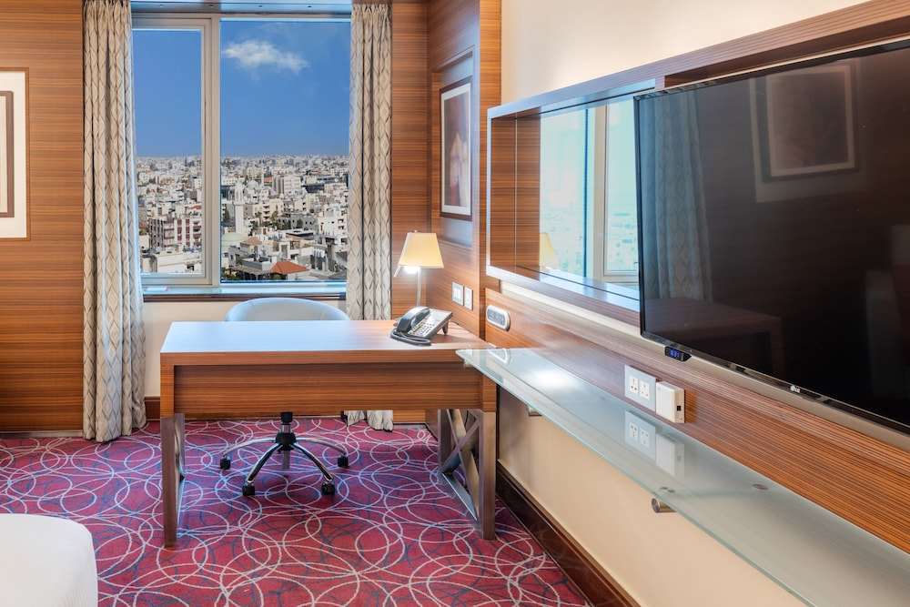 Standard Room, 1 King Bed, Club Lounge Access - Photo 6