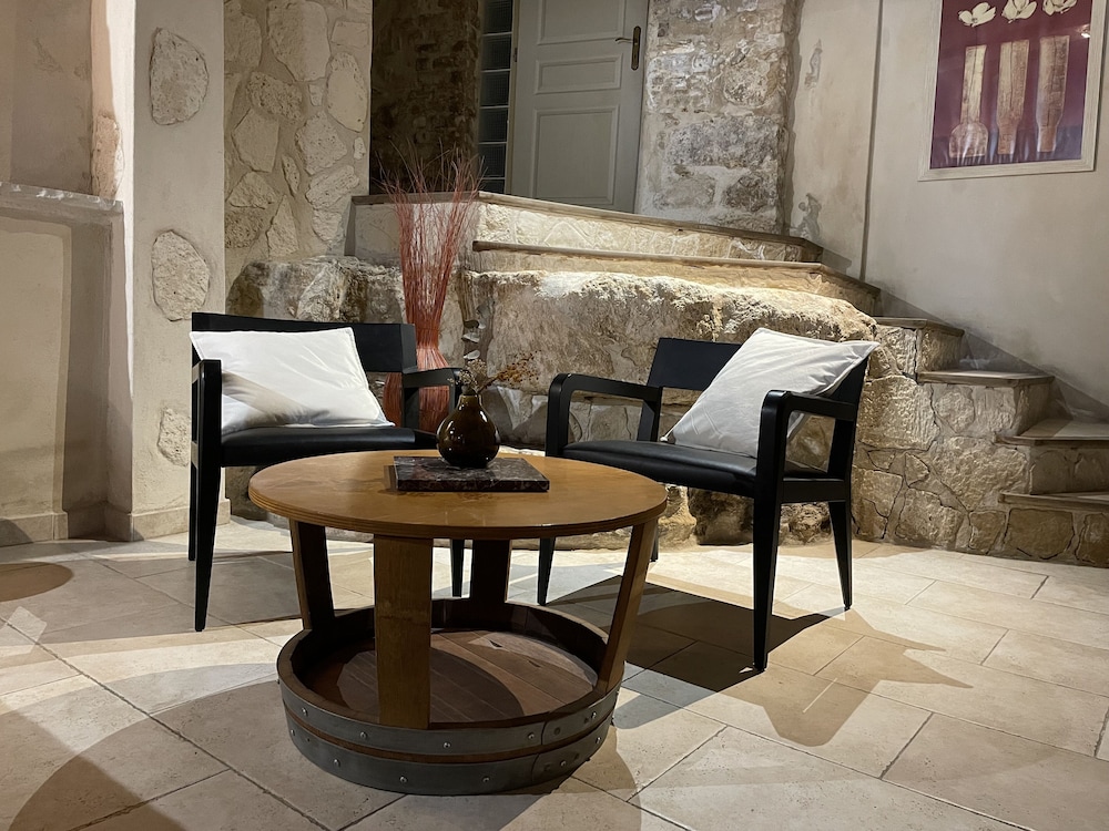 Deluxe Suite - Photo 12