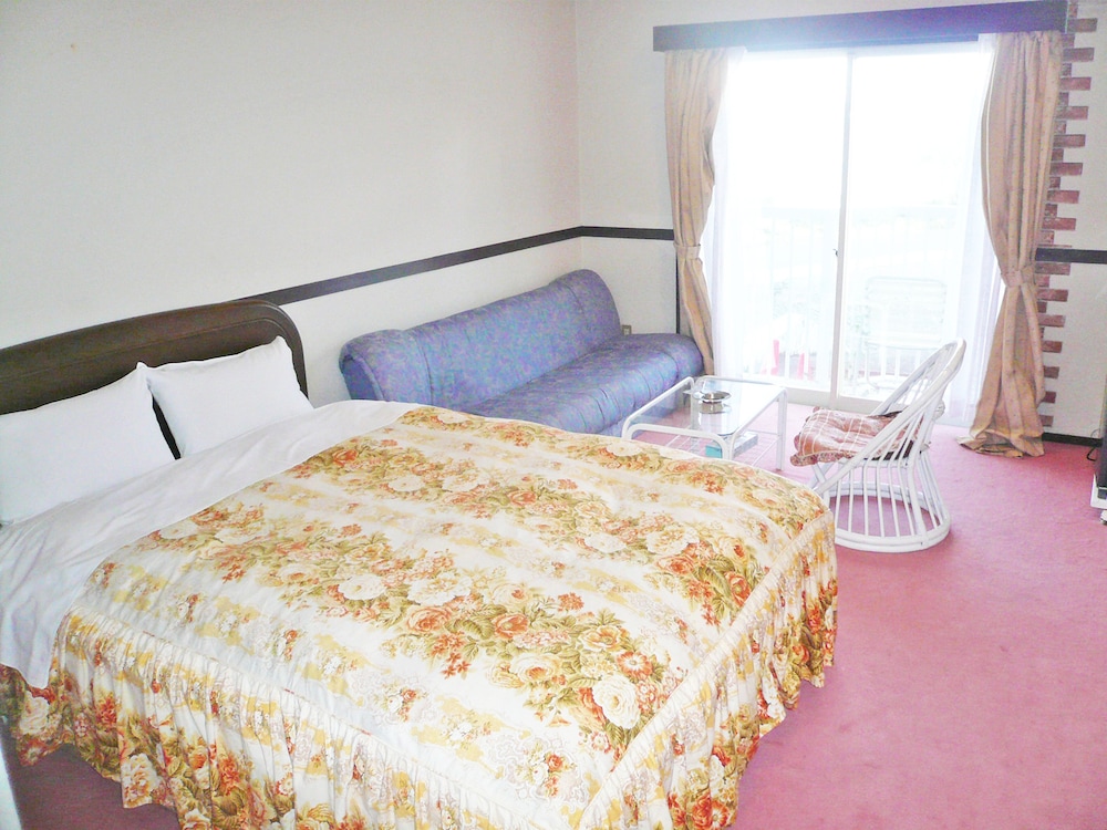 Basic Double Room, 5 Bedrooms, Beachside photo 3