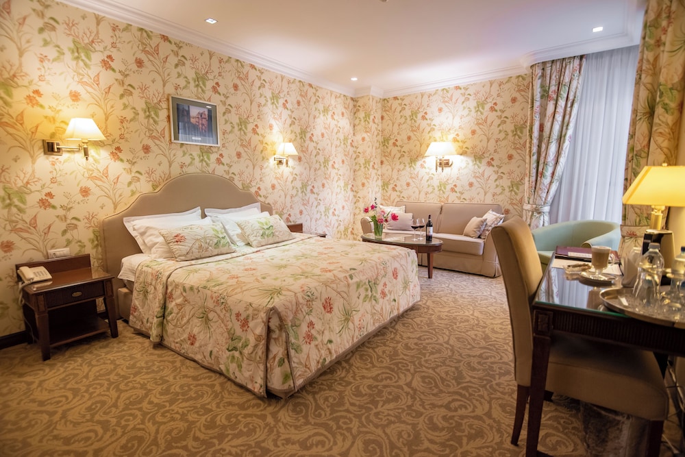 Signature Room, 1 Queen Bed with Sofa bed, Courtyard View photo 1
