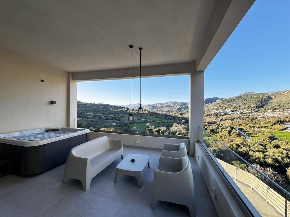 Deluxe Suite, Non Smoking, Mountain View photo 2