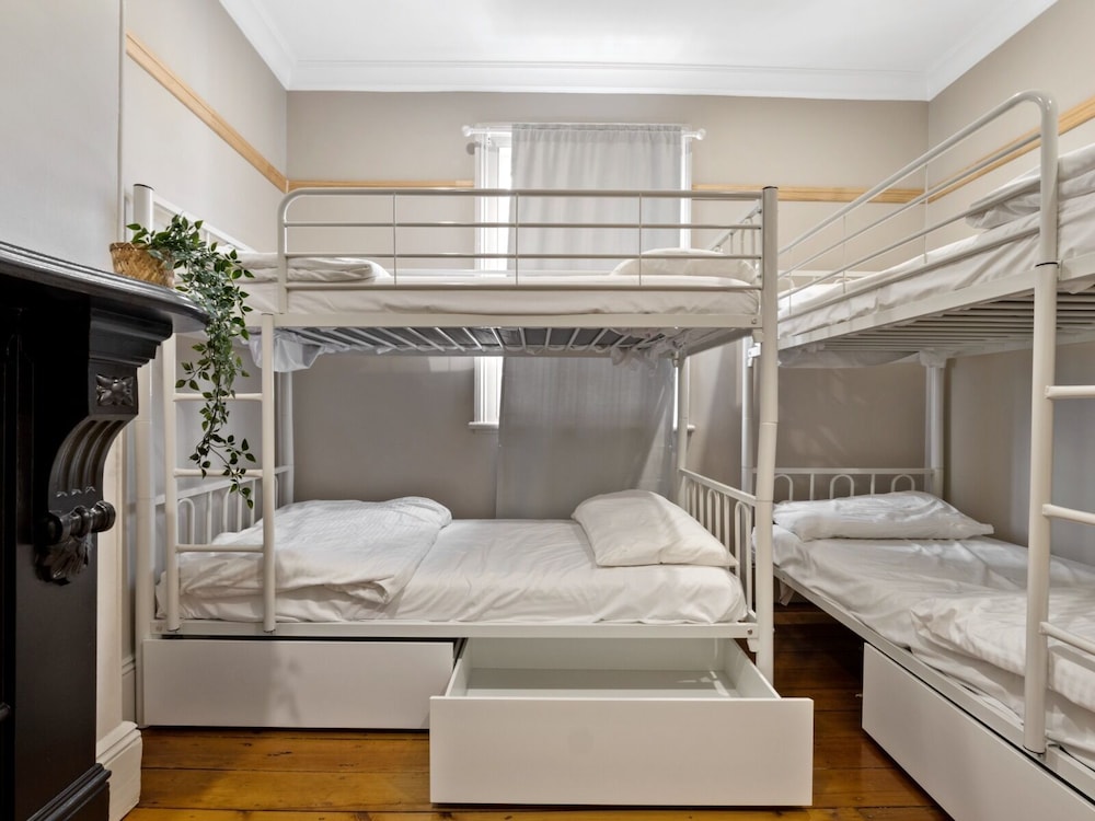 Mixed 4 Beds with Shared Bathroom photo 1