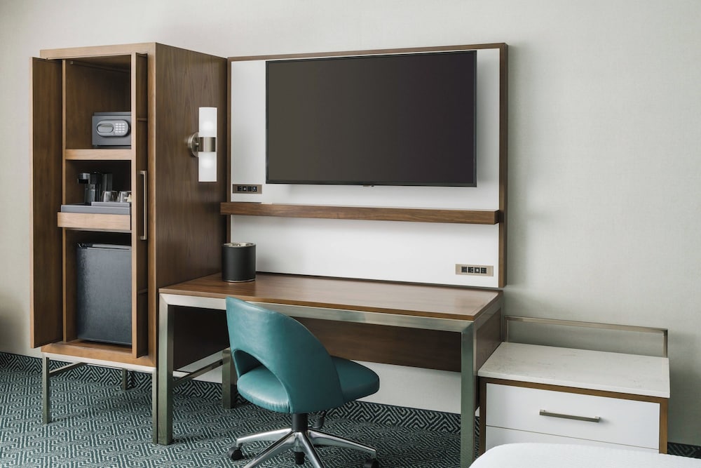 Suite, 1 Bedroom (Mobility/Hearing Access, Roll-in Shwr)
