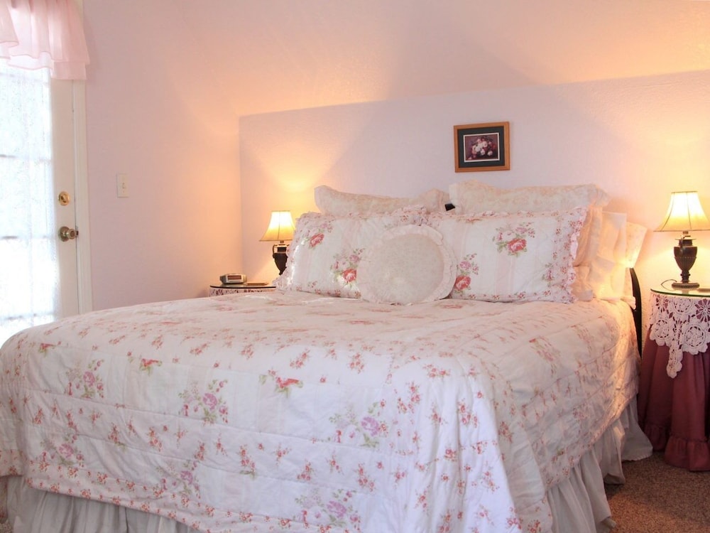 Deluxe Double Room, Private Bathroom (Blossom) photo 1
