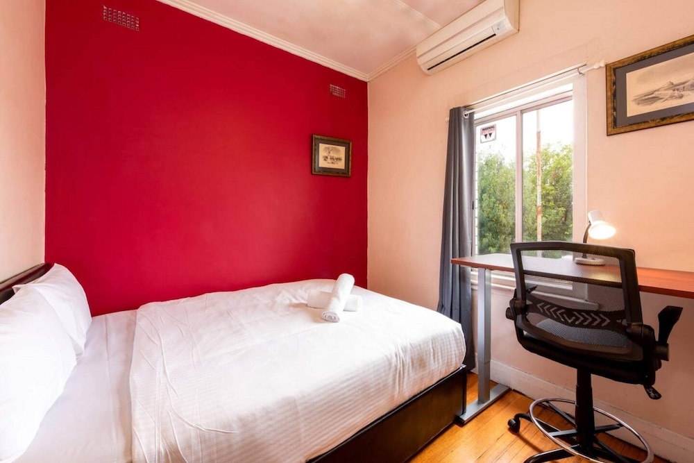 Basic House, Multiple Beds photo 3