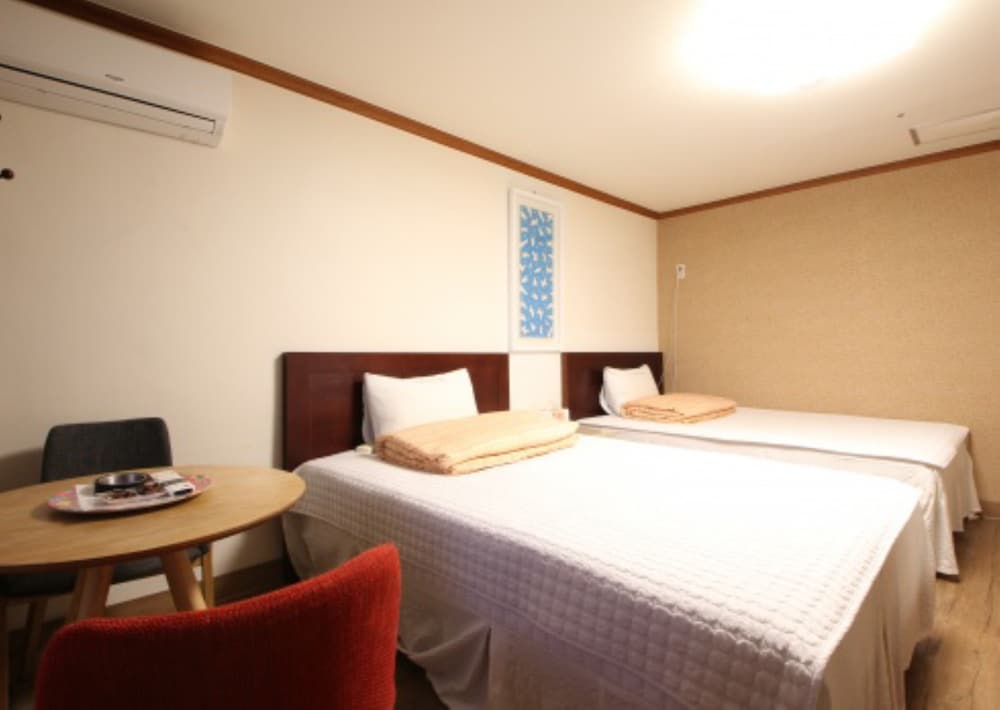Twin Room - Photo 3