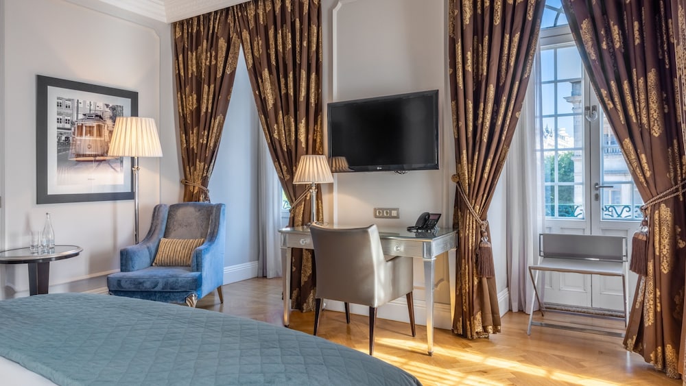 Premium Room, 1 King Bed - Photo 8