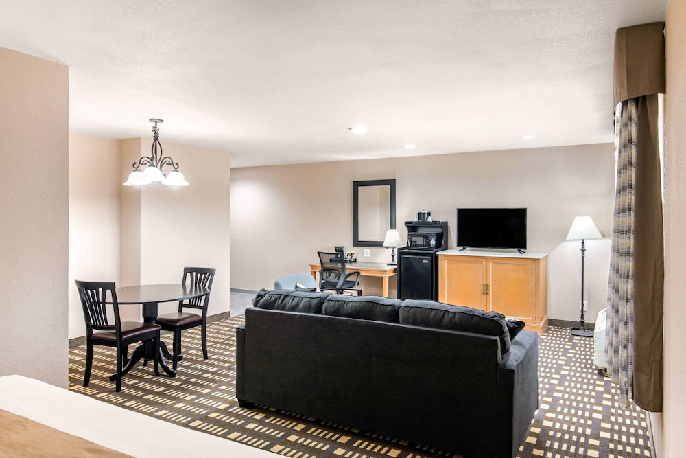 Suite, 1 King Bed with Sofa bed, Accessible, Non Smoking photo 2