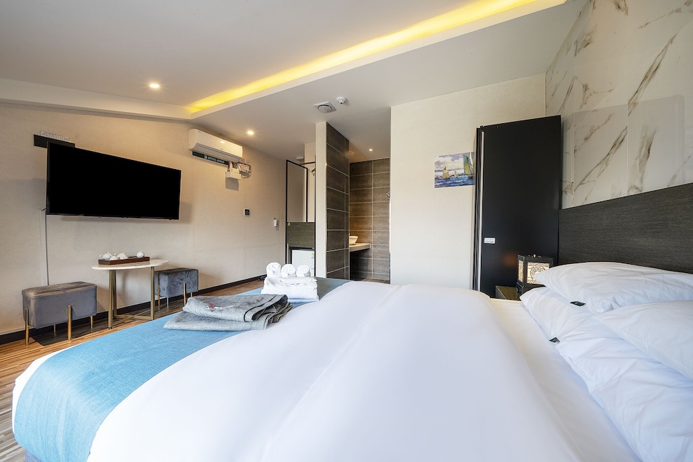 Design Suite, 1 Queen Bed, Non Smoking, City View photo 3
