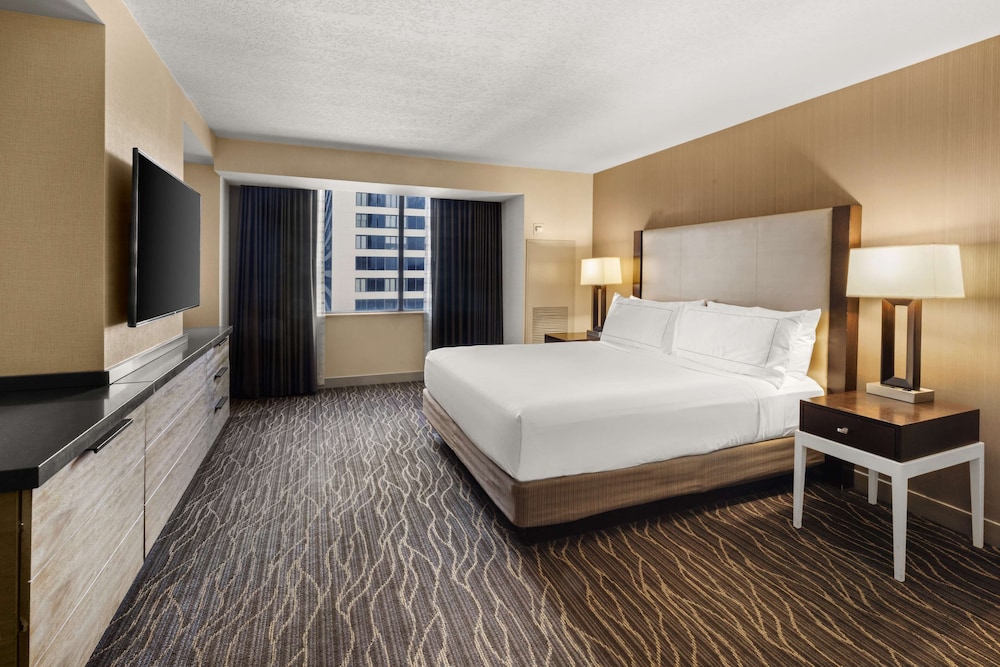 Junior Suite, 1 King Bed, Accessible, Bathtub