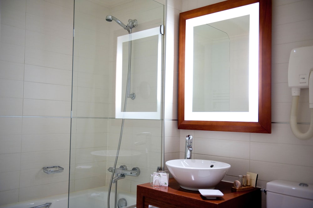 Deluxe Twin Room thumbnail 5