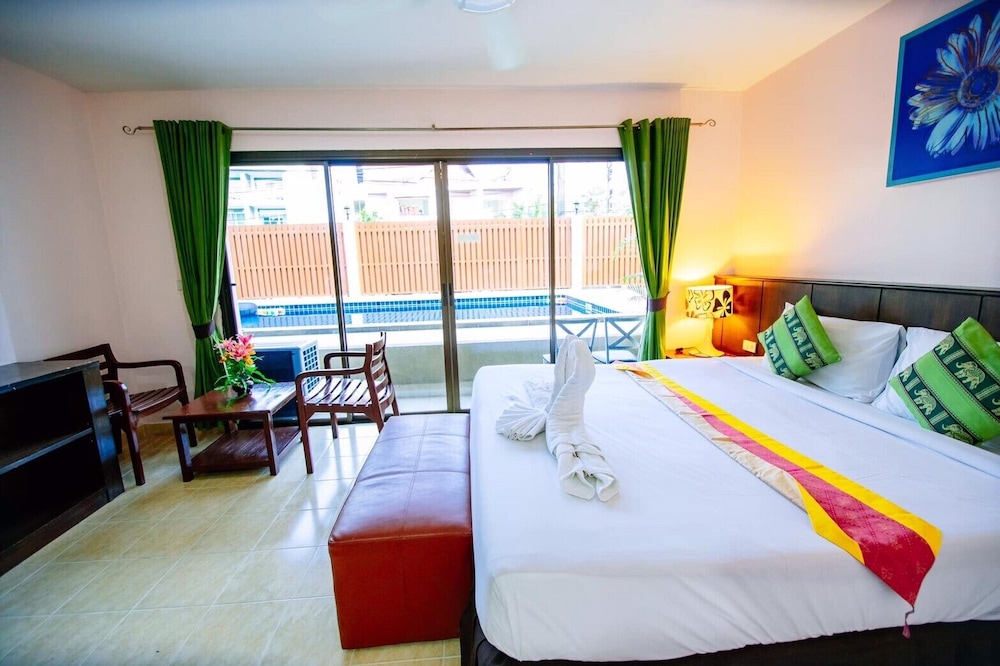 Deluxe with Pool Access - Photo 2