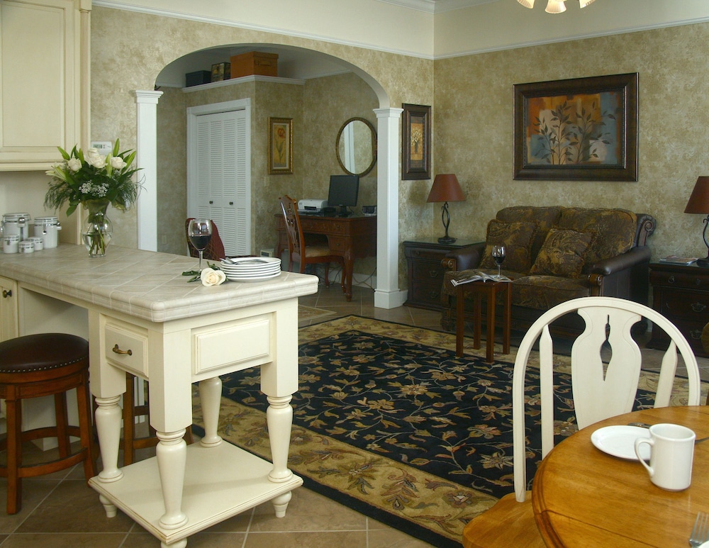 Deluxe King Suite photo 3
