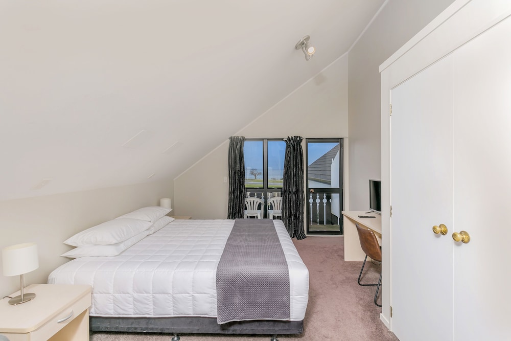 Superior Apartment, 1 Bedroom, Non Smoking, Partial Lake View photo 1
