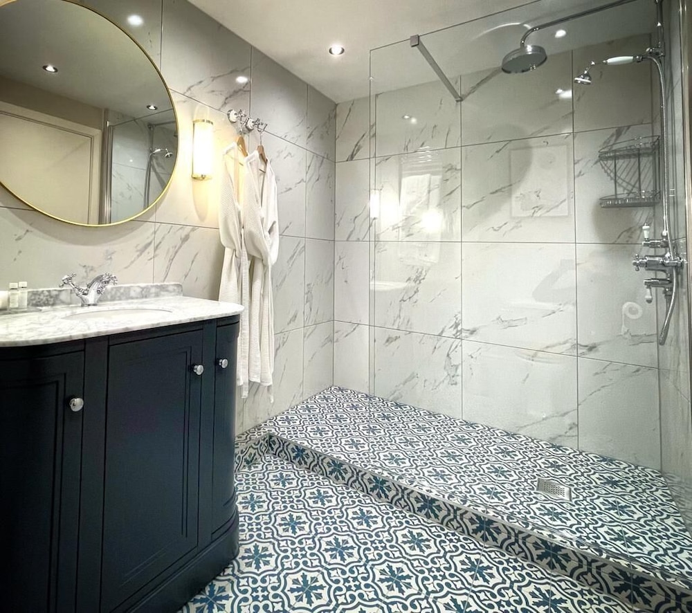 Executive Suite - Photo 22