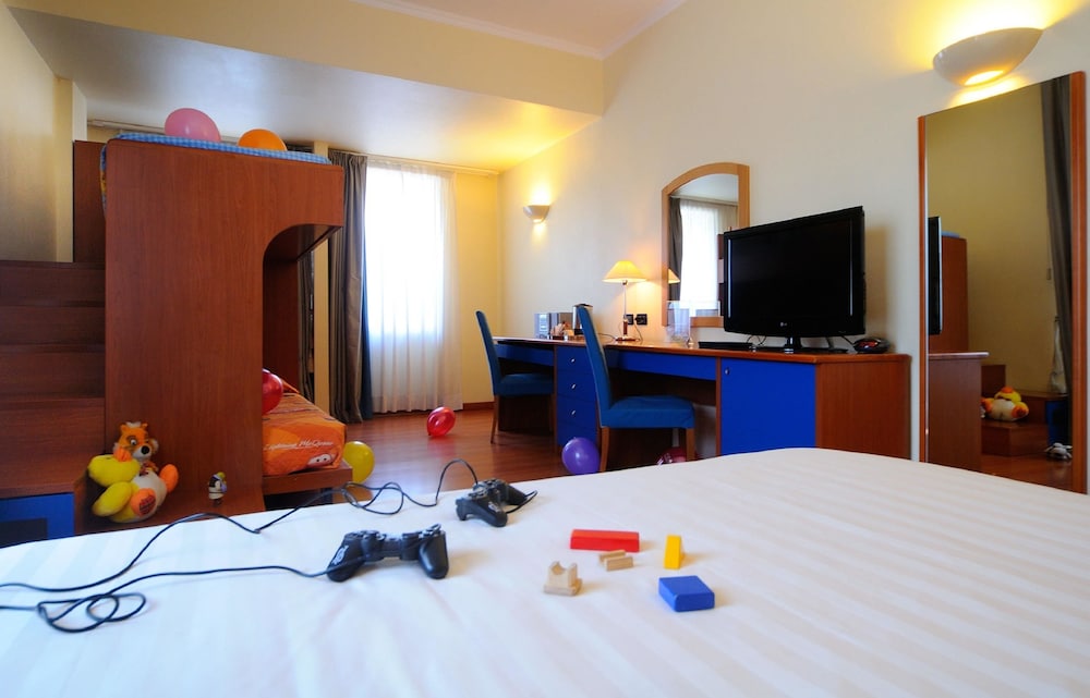 Family Room, 2 Queen Beds thumbnail 5