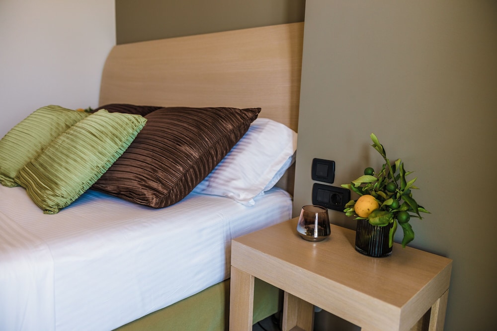 Double or Twin Room, Accessible, Partial Sea View photo 2