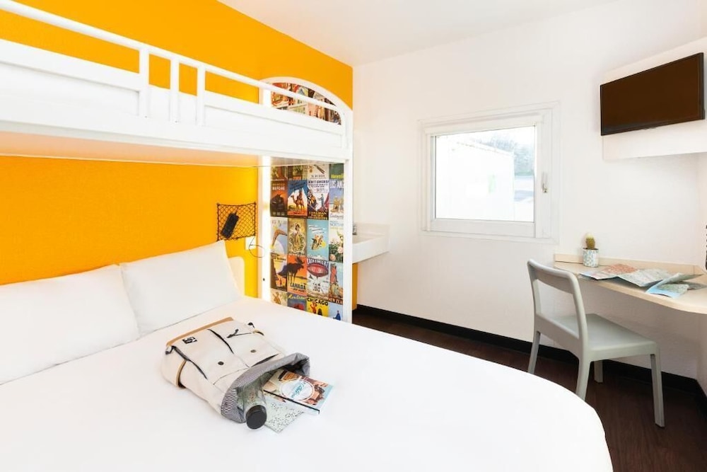 Triple Room, Multiple Beds (salle de bain commune)