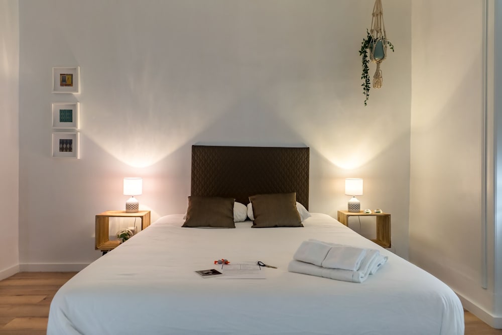 Double Room, Shared Bathroom, Balcony (Q44) photo 2