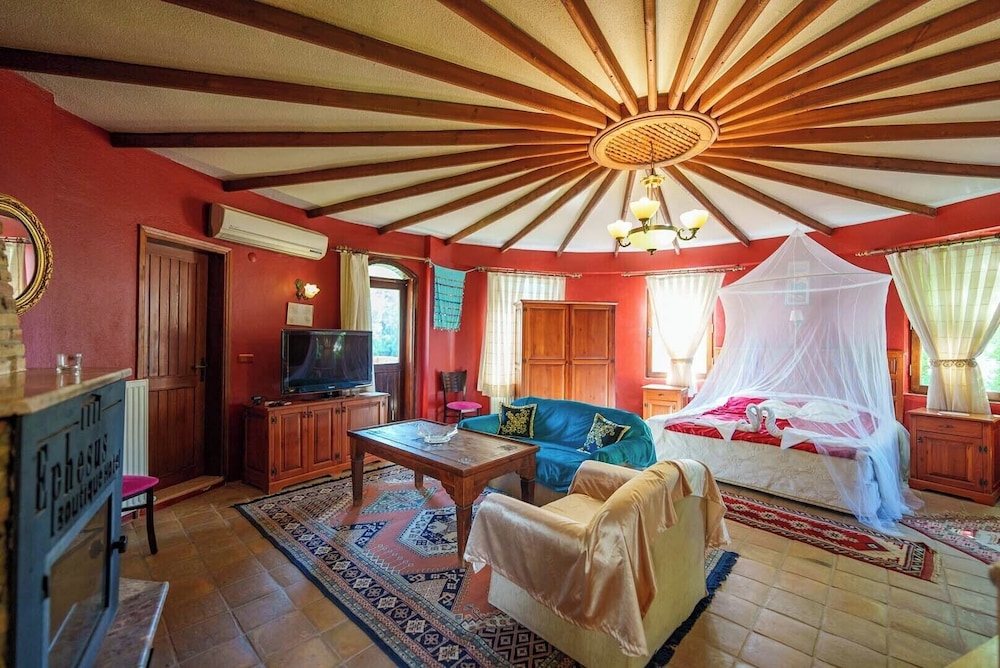 Luxury Studio Suite, Mountain View - Photo 2