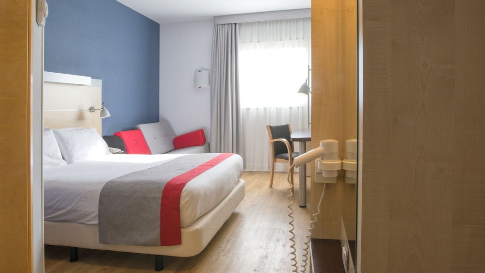 Standard Room, 1 Queen Bed with Sofa bed (Free Breakfast) - Photo 5