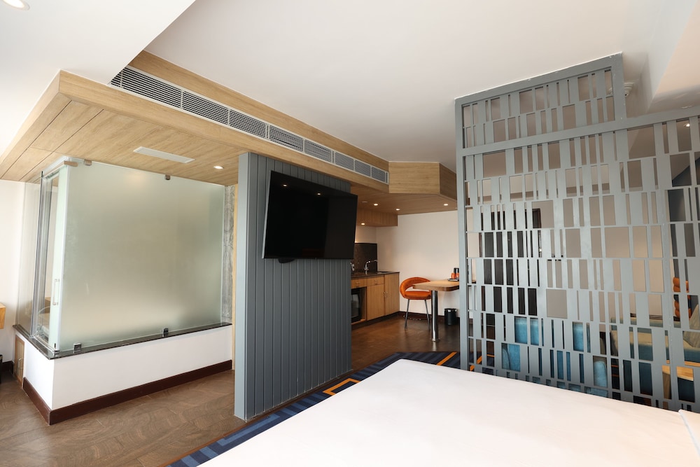 Suite, 1 King Bed, Kitchenette (Dining) - Photo 15