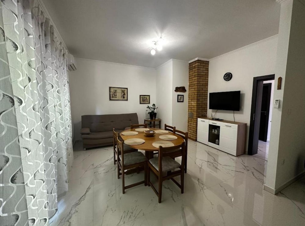 Triple Room (Three Bedroom Apartment)