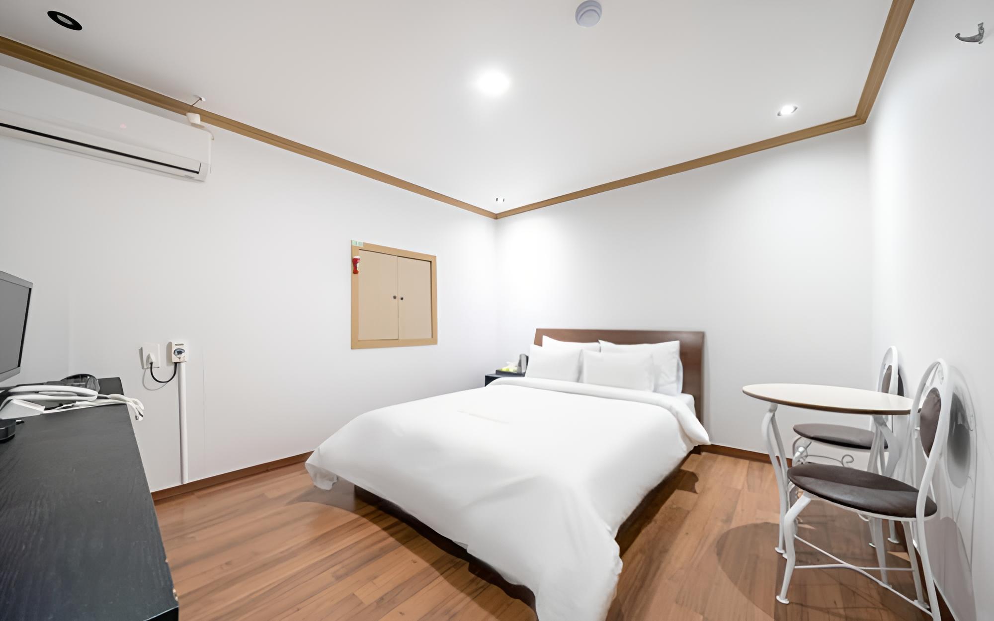 Room (Standard Room (Free OTT available)) photo 1