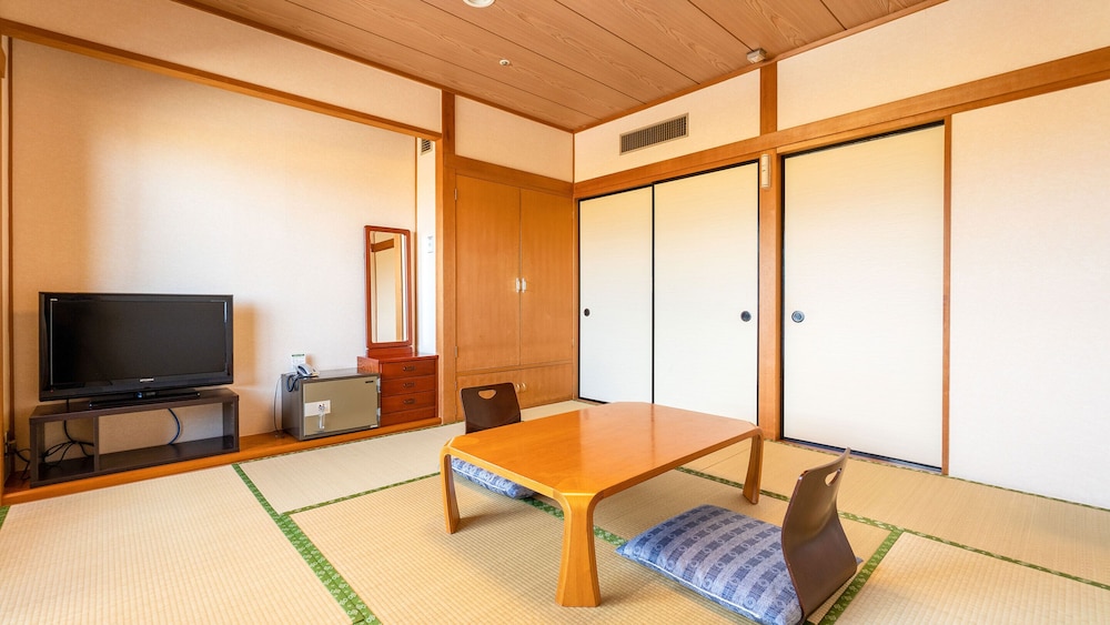 Economy Japanese-Style Room with 8 Tatami Mats - Shared Bathroom - Non-Smoking photo 1