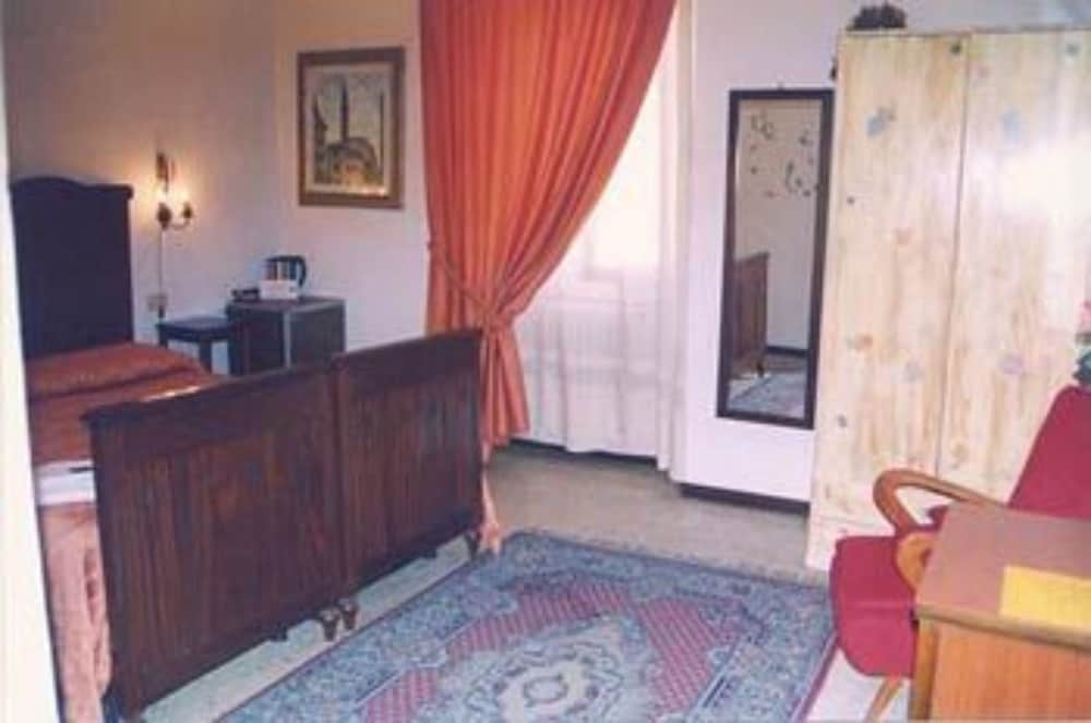 Single Room, Shared Bathroom photo 3